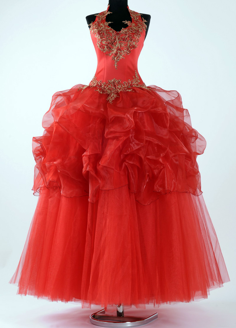 Robe de mariée rouge avec broderie