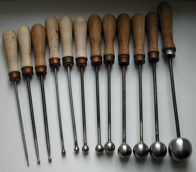 Faire des fleurs à partir de tissu en utilisant des petits pains et des fers à repasser