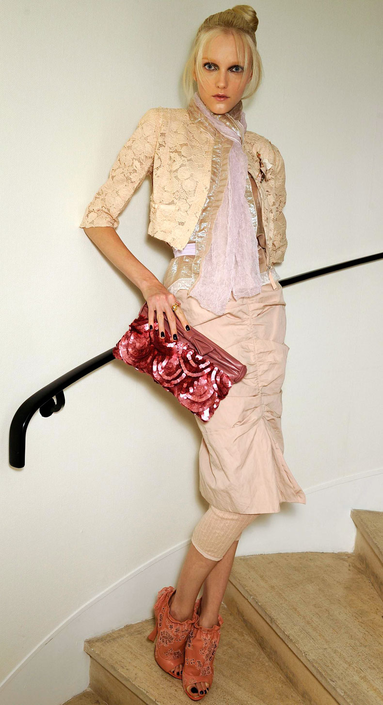 Vlada montre une pochette à la mode