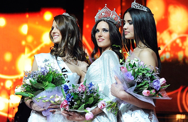 Belles filles - finalistes en couronnes, photo