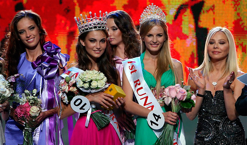 Reine de beauté en couronne et jolies filles