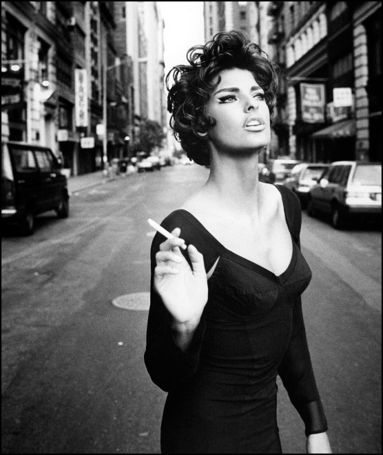 Filles dans les photographies d'Helmut Newton