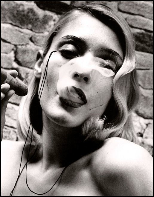 Filles dans les photographies d'Helmut Newton