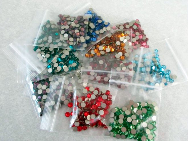 Auto-décoration avec des strass, comment coller des strass