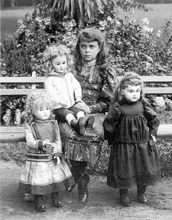 Filles avec des poupées de porcelaine