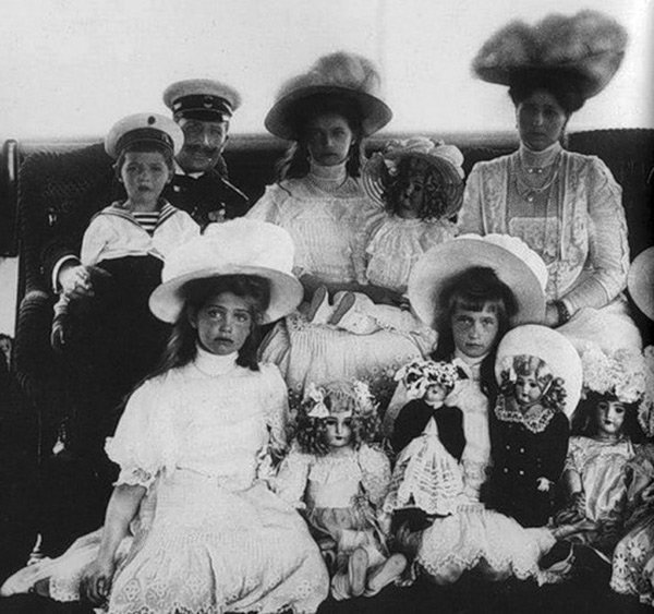 Filles avec des poupées de porcelaine