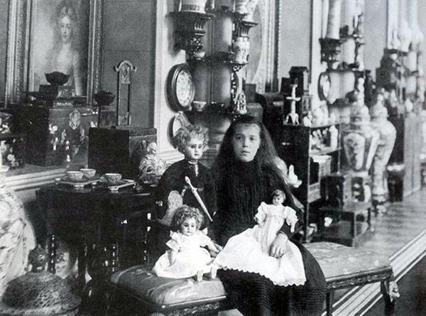 L'histoire de la poupée de porcelaine