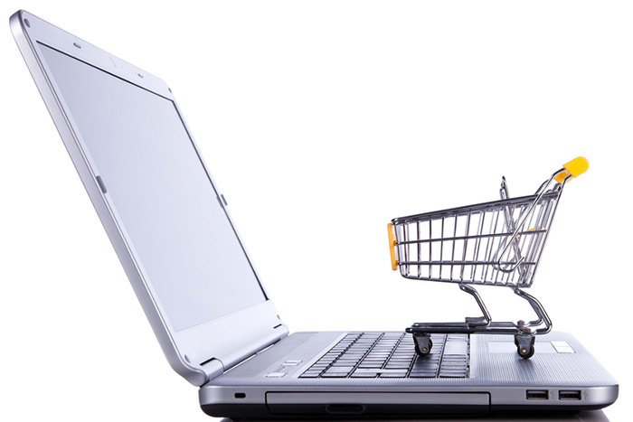 Nous achetons des cadeaux pour la nouvelle année dans la boutique en ligne