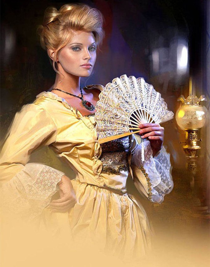 Blonde avec un ventilateur