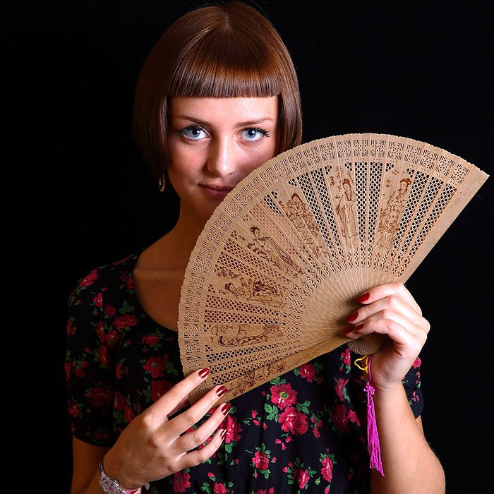 Fille avec une photo de fan