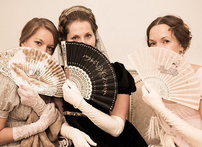 Trois filles s'éventent