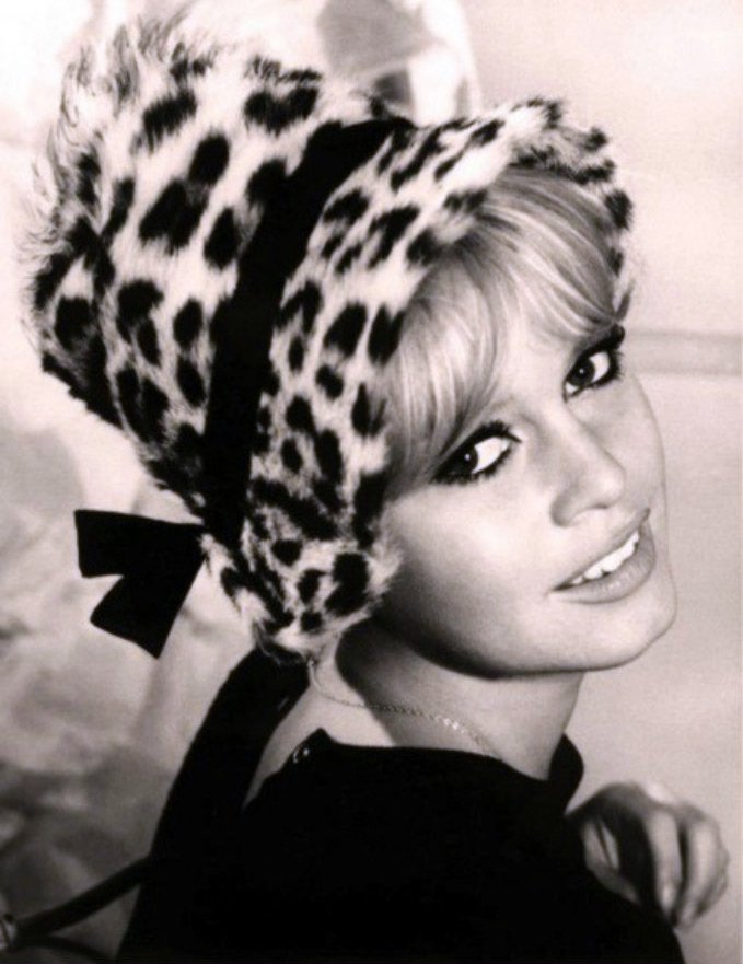 Brigitte Bardot en chapeau léopard