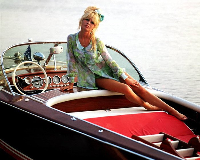 Photo de Brigitte Bardot sur un bateau