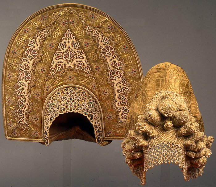 Le tissu brocart et l'histoire du costume