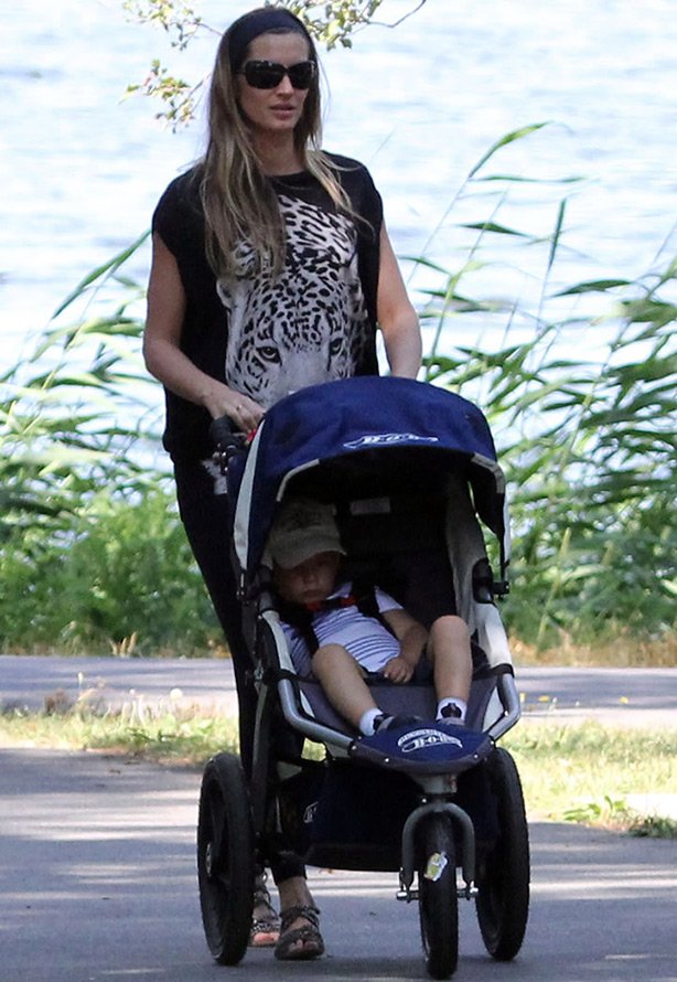 Gisele Bündchen en promenade avec un enfant photo