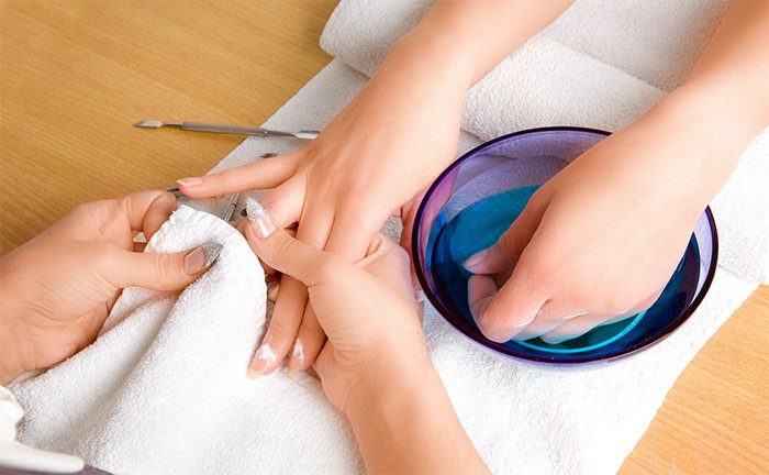Soins appropriés des mains et des ongles à domicile