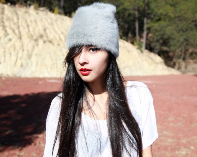 Bonnets angora tricotés