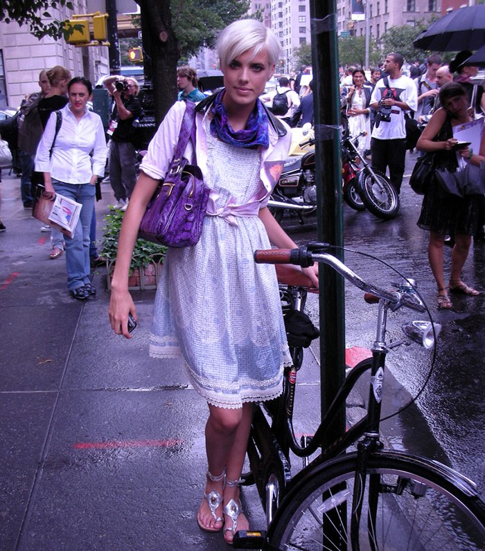 Agness Dein photo avec un vélo