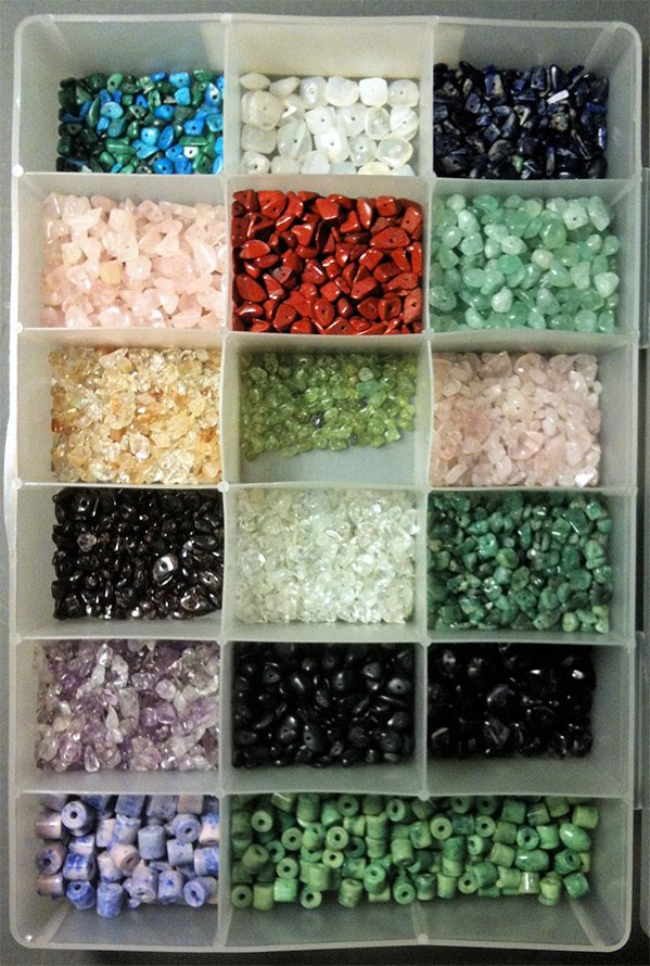 Boîte avec perles pour travaux d'aiguille, photo