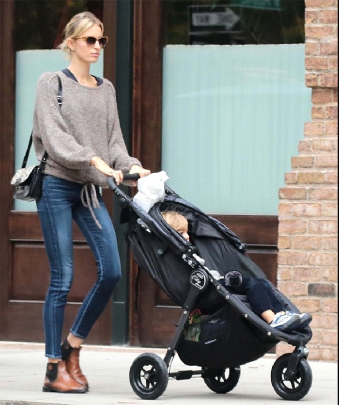 Photo de Karolina Kurkova avec un enfant