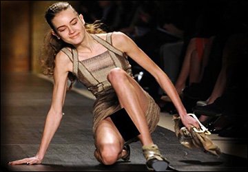 Les mannequins sur le podium, les mannequins tombent en vidéo