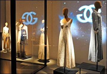 Les bracelets d'anniversaire et le livre Gucci