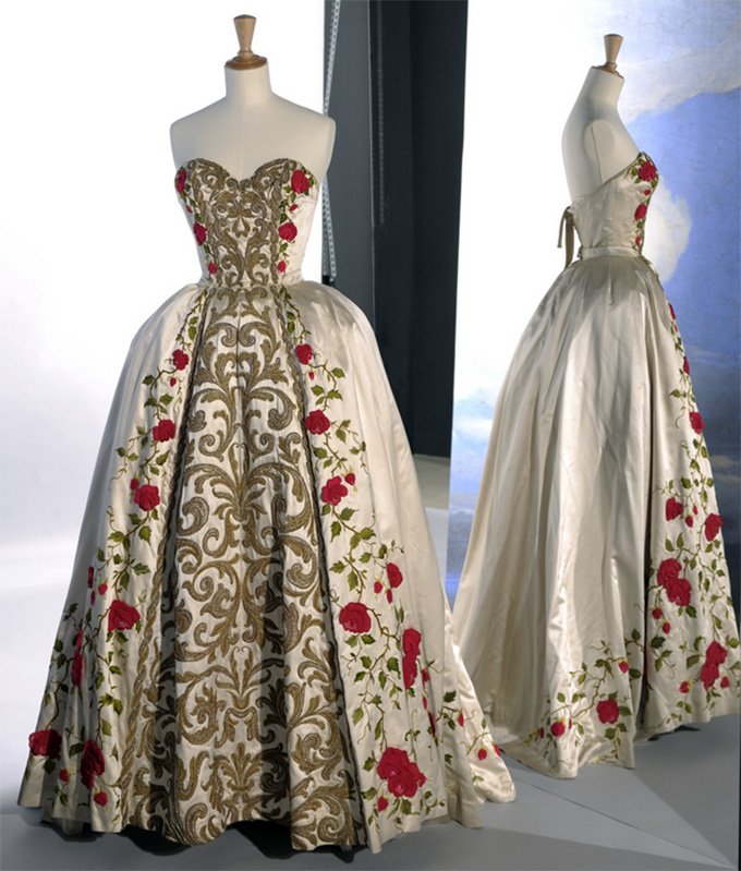 Robes Balmain Vintage Photos