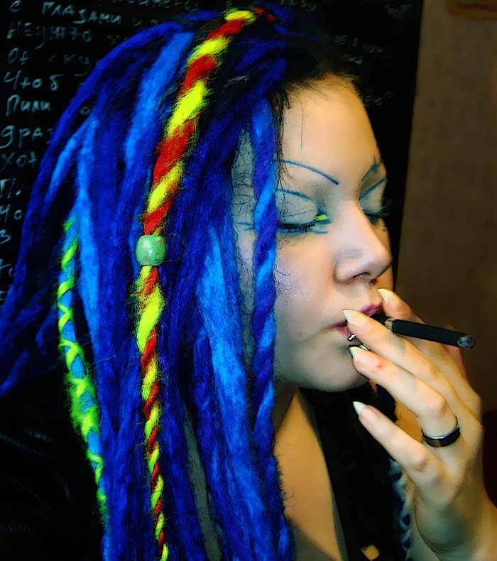 Fille cyber goth cheveux colorés