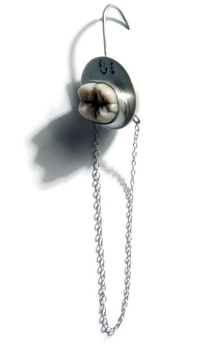 Bijoux en os, dents, photo