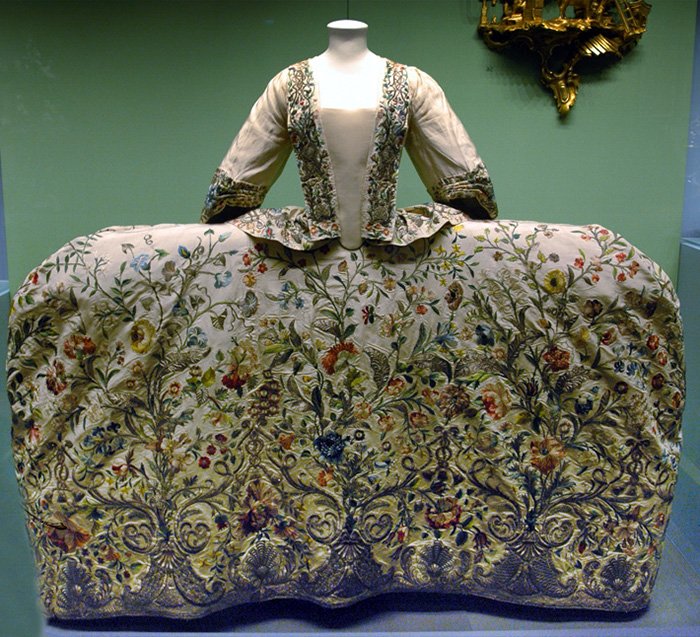 robe brodée rococo