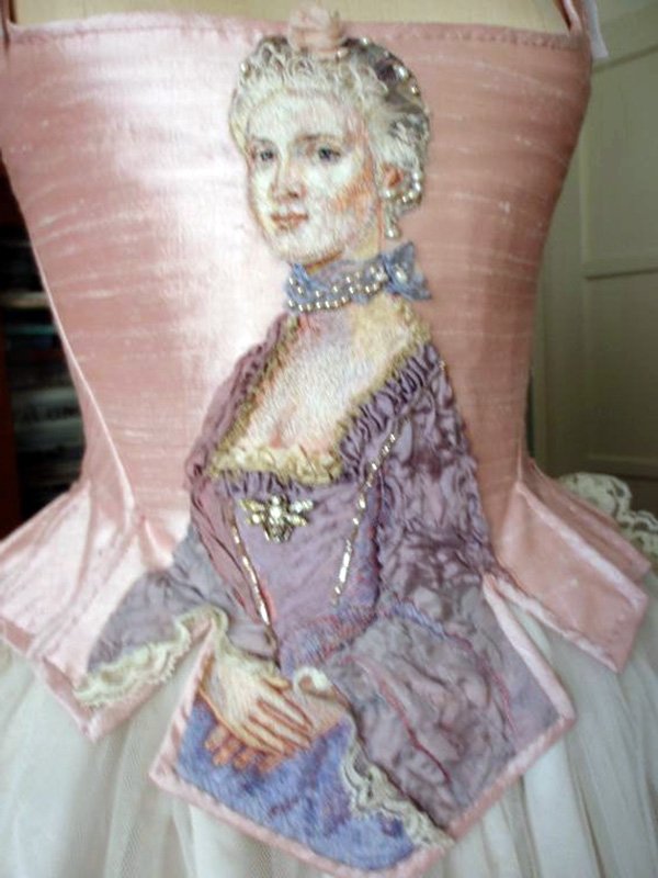 Robe ornée de broderies de style rococo, photo