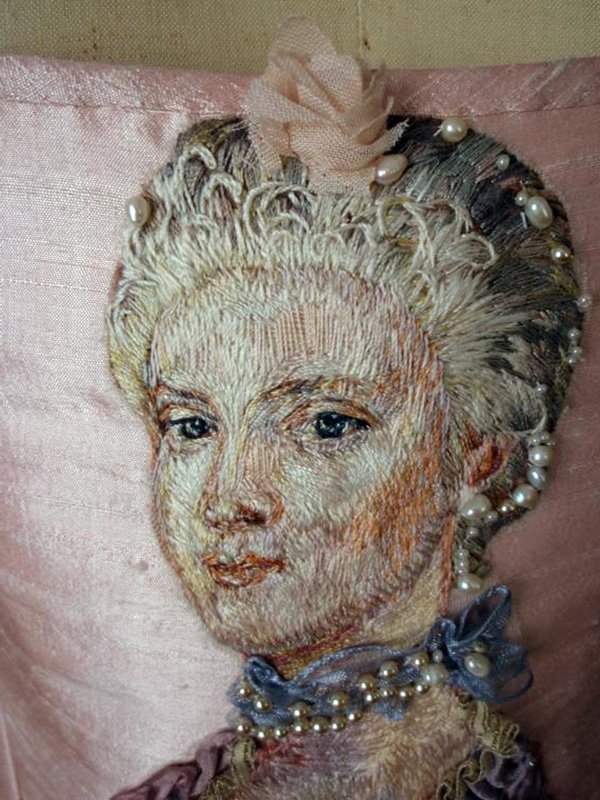 Robe ornée de broderies de style rococo, photo