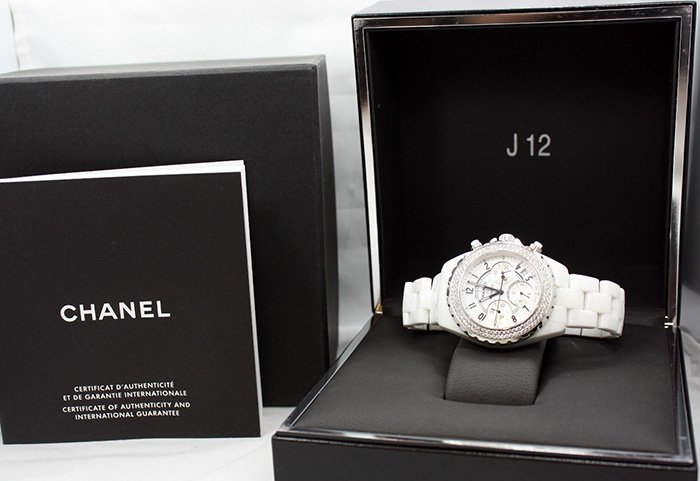 Montre-bracelet pour femme de Chanel photo