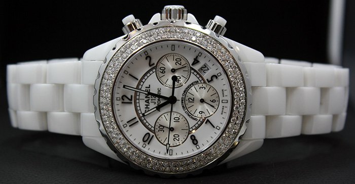 Montre-bracelet pour femme de Chanel photo