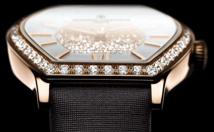montre-bracelet pour femme en or avec diamants