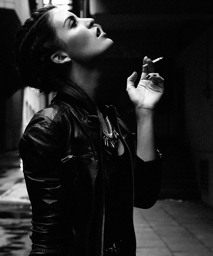 Les dangers du mannequinat et du travail à l'étranger pour les filles