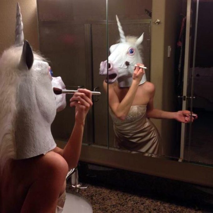 photo d'une fille près du miroir