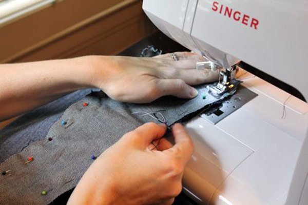 Comment convertir un vieux jean en jean cigarette photo