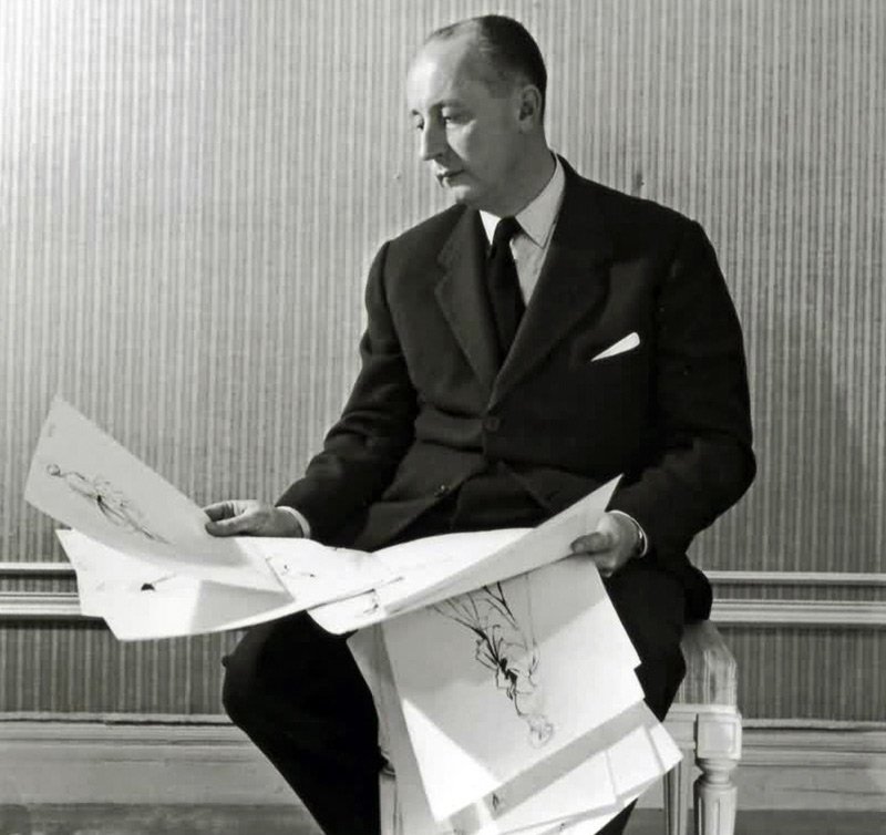 Christian Dior avec des croquis de modèles de robe, photo