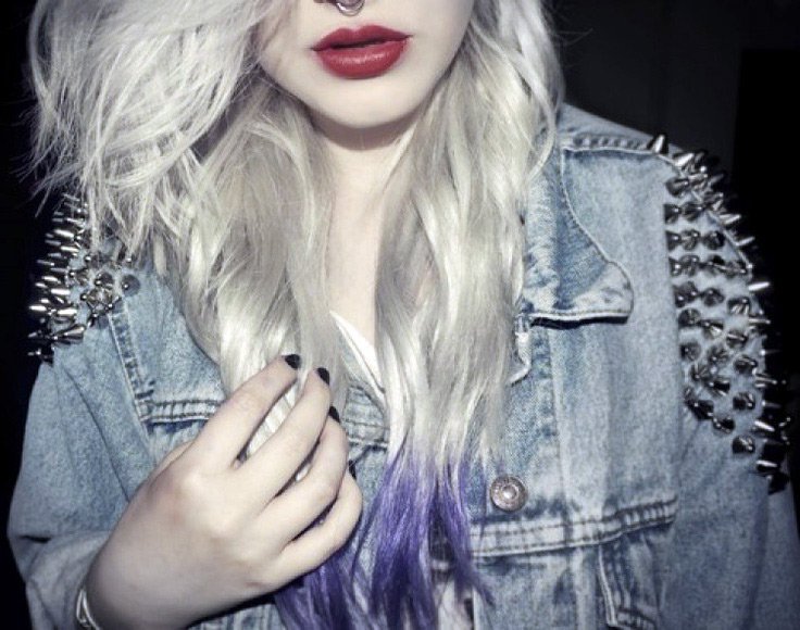 Pointes métalliques sur le tissu