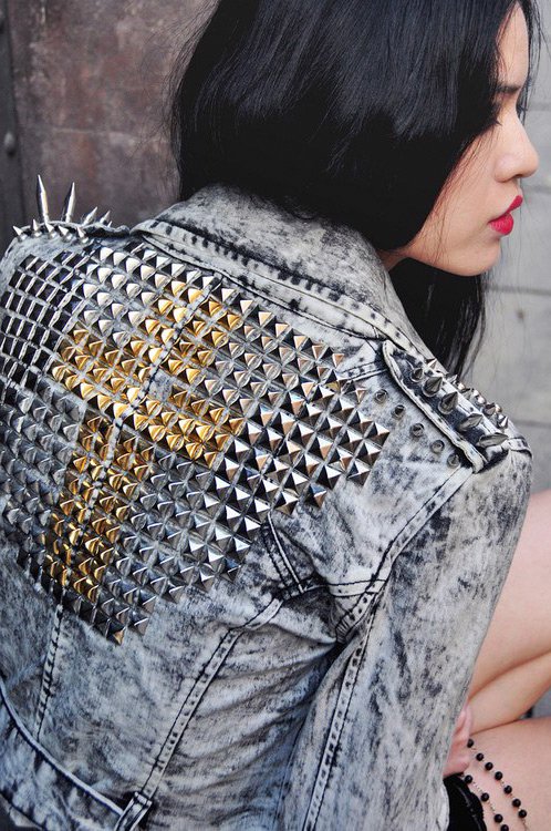 Pointes métalliques sur le tissu