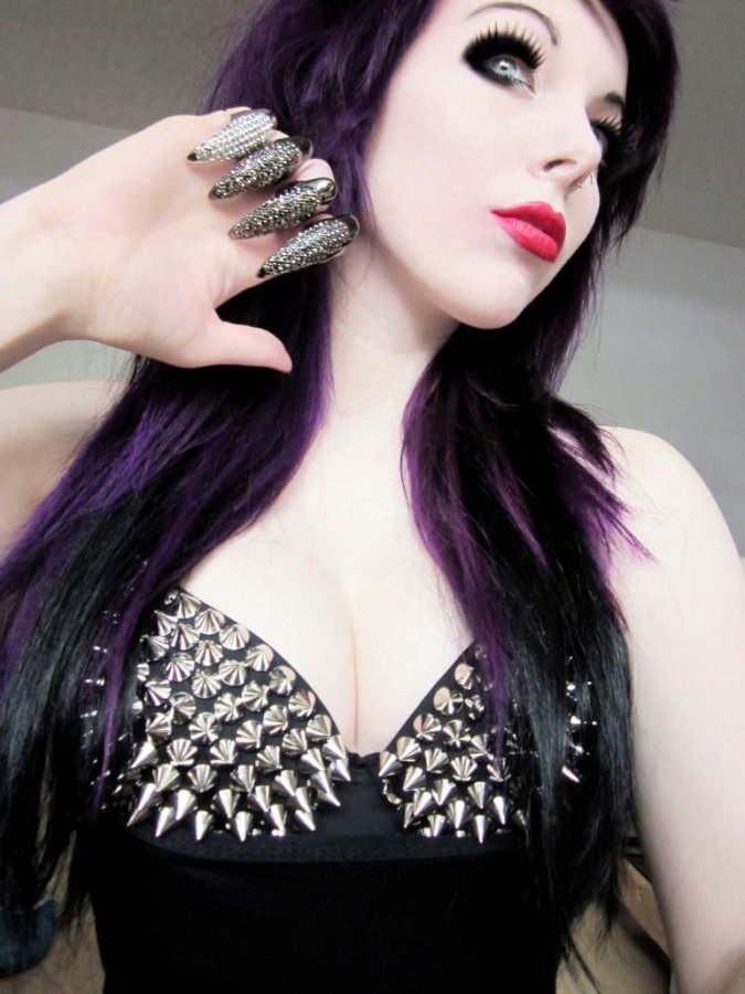 Pointes métalliques sur le tissu