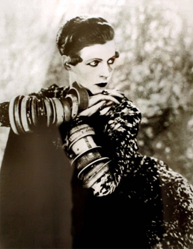 Nancy Cunard en bracelets, photo