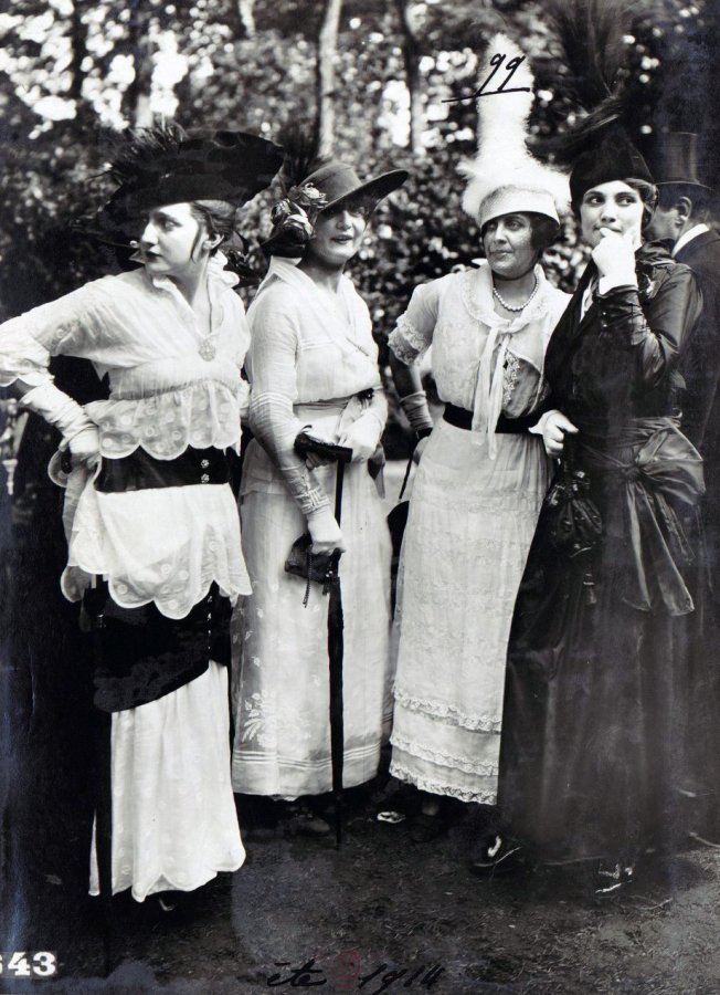 Filles en robes, photo