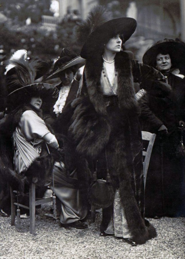 Filles en fourrures, photo