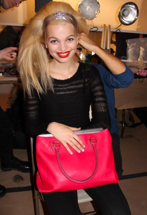 Daphne Groenveld avec un sac rouge
