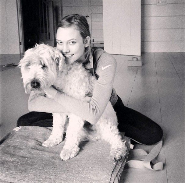 Top model Karlie Kloss, photo avec chien