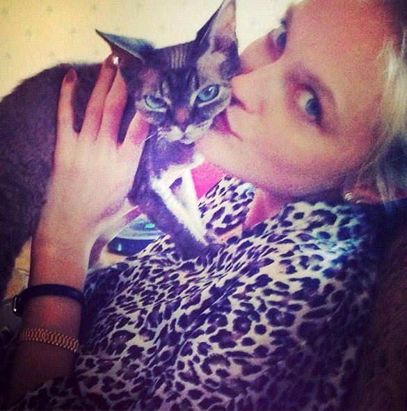 Top model Vlada Rosyalkova et un chat, photo