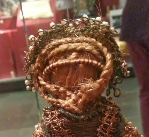 Coiffure de poupée en cheveux naturels, photo