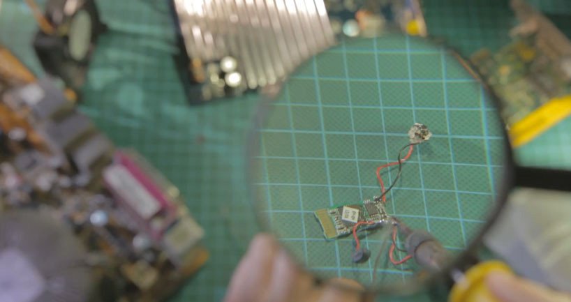 Soutien-gorge avec connexion Twitter, photo